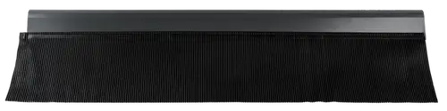 Schwarze Verblechung mit geriffelter Struktur, für die erweiterte Indachmontage geeignet. Produkt von Wolf, kompatibel für zwei- oder dreireihige Systeme.